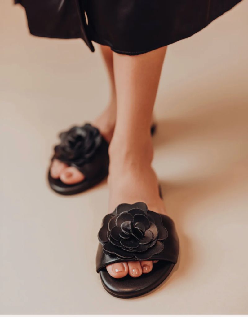 Dahlie Petal Slide Sandal Black