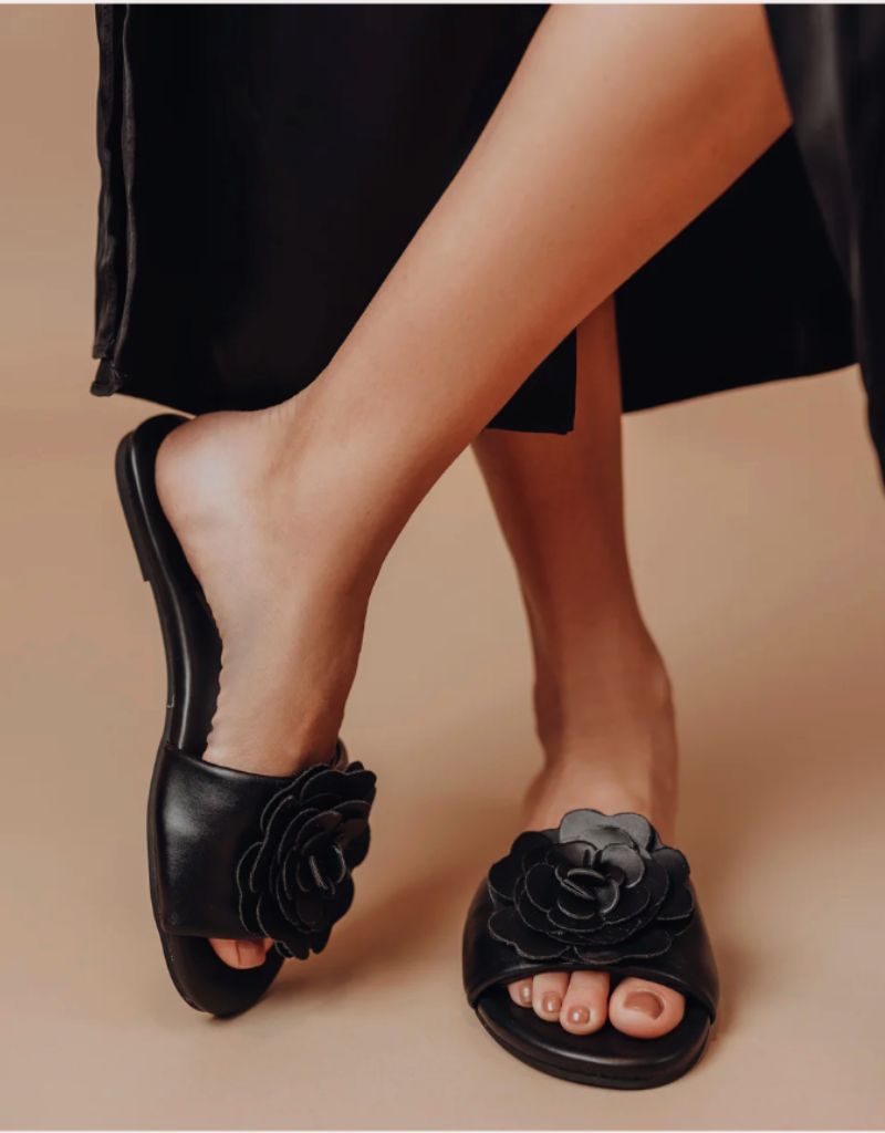 Dahlie Petal Slide Sandal Black