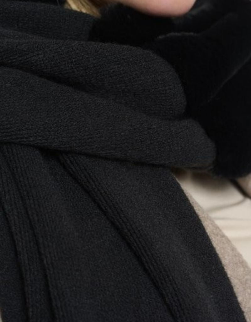 Vlien Knitted Scarf with Faux Fur Detail Black